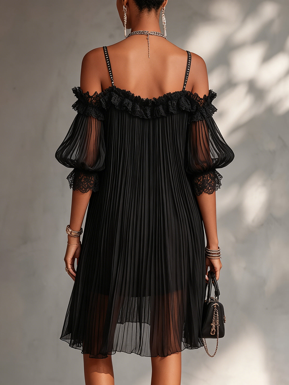 Vittoria | Mini vestido negro de gasa con hombros descubiertos y encaje