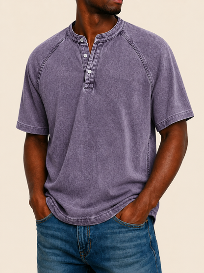 Camisa vintage abotonada para hombre.