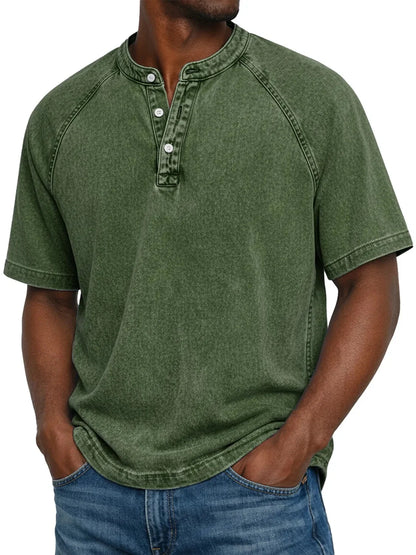 Camisa vintage abotonada para hombre.