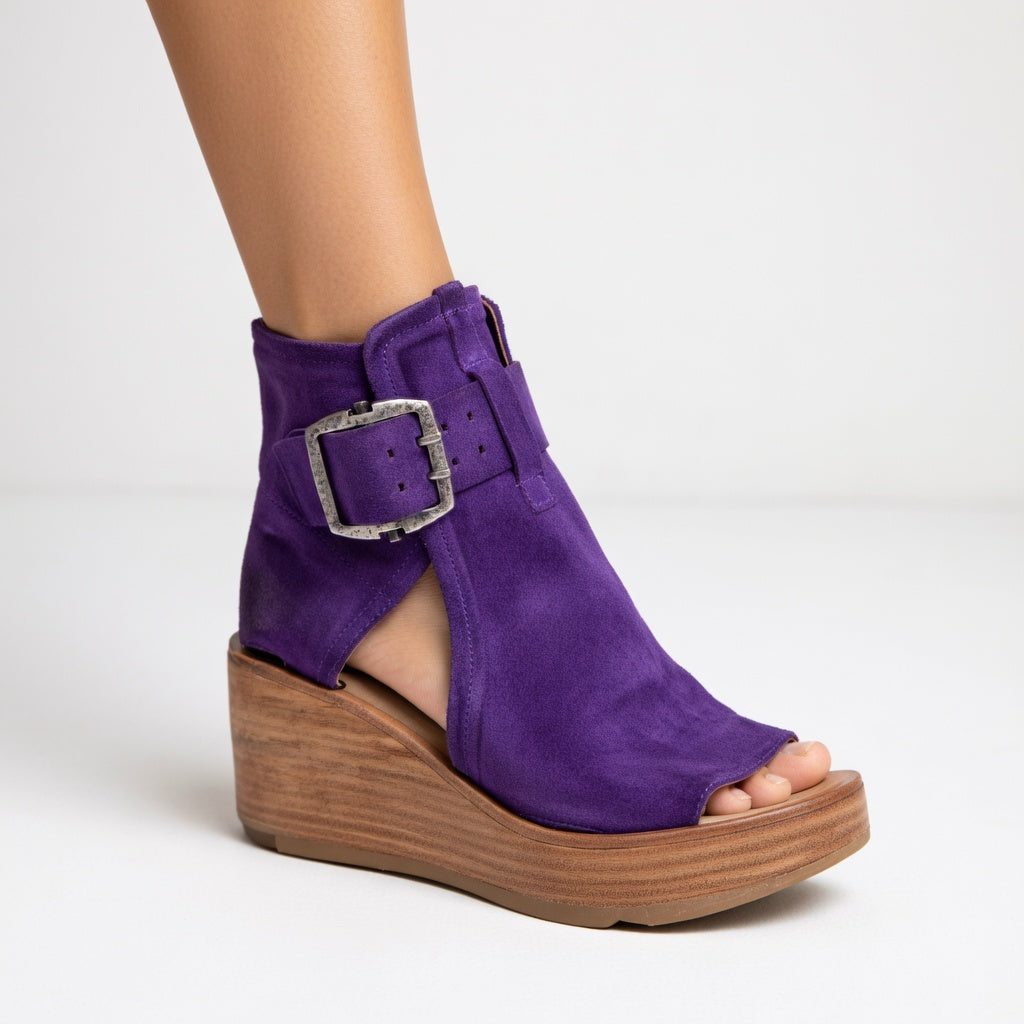 Botines con cuña y puntera abierta de estilo moderno